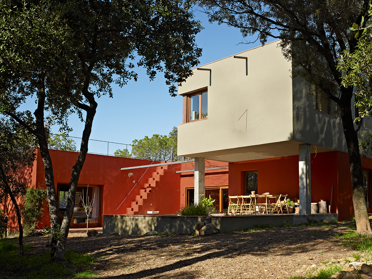 Espacio exterior con fachada orientada hacia la balsa de agua de una vivienda de obra nueva en Cardedeu.